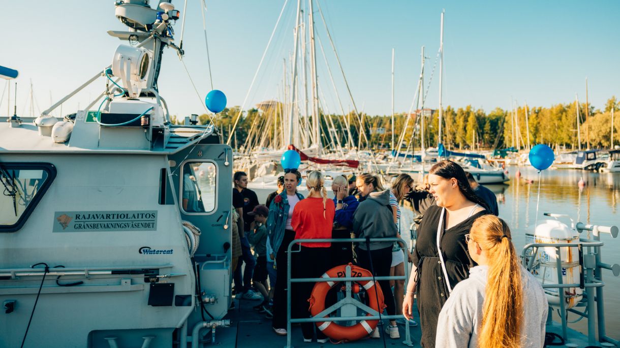 Espoon merenkävijät järjestivät Haukilahden satamassa koko perheelle suunnatun Itämeripäivän tapahtuman, jossa pääsi mm. tutustumaan Rajavartiolaitoksen ja Meripelastuksen aluksiin. Kuva: Petri Anttila