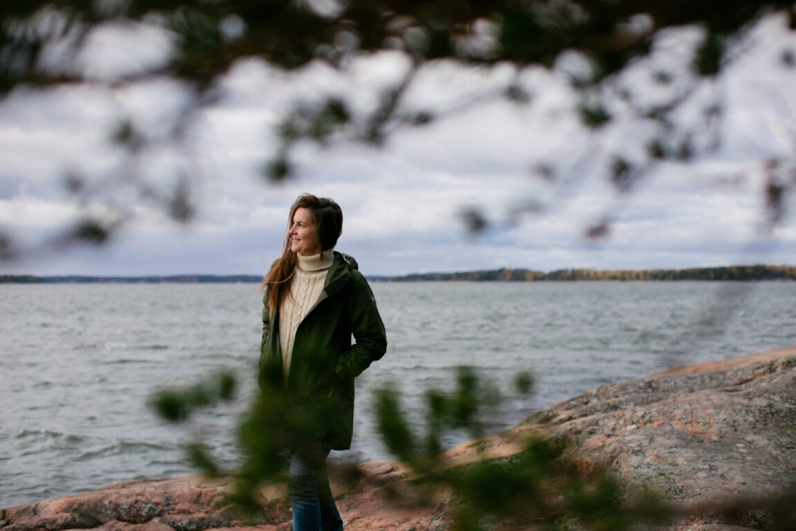 Kuvassa Natalie Helenius merenrannassa.