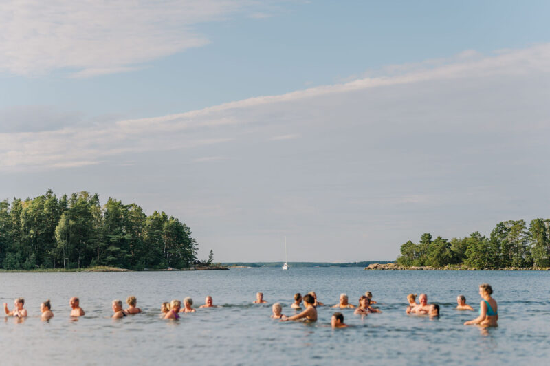 Paljon ihmisiä uimassa meressä