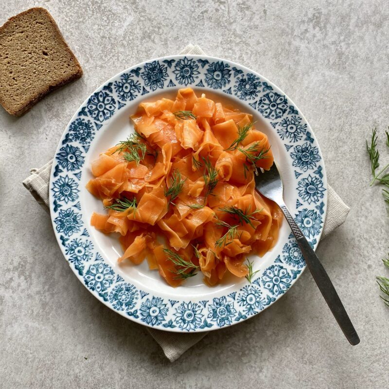 Porkkalaa eli porkkanasta tehtyä kasvisgraavia lautasella