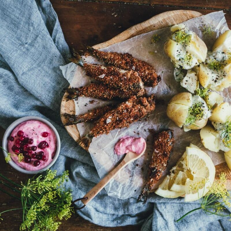 Uunimuikkuja ruiskuorella, perunoita ja puolukkamajoneesia