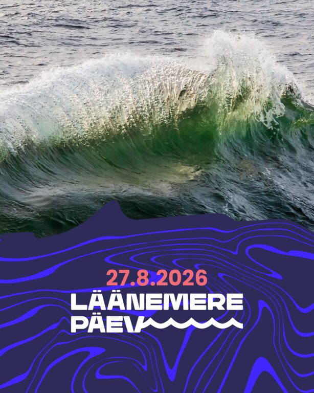 Foto murduvast rohelisest lainest merel; alumisel poolel tumesinine‑lillat graafilist lainemustrit sisaldav riba ja tekst "27.8.2026" ning "Läänemere päev".