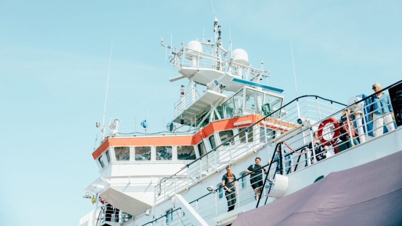 Ihmisiä tutustumassa merentutkimusalus Arandaan
