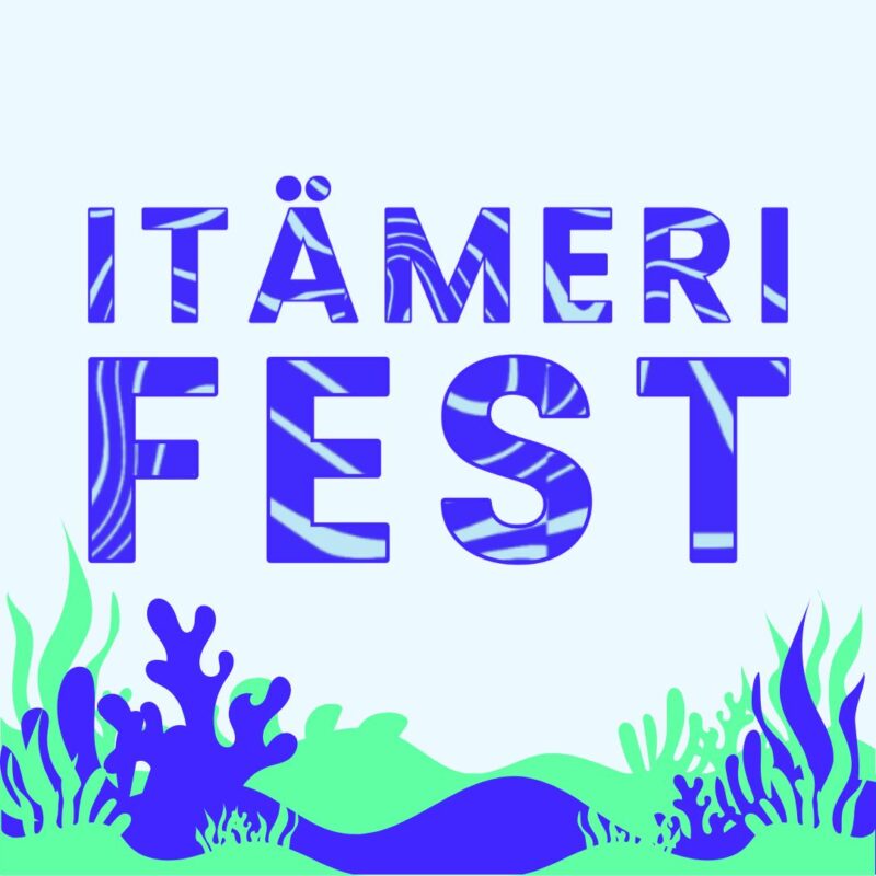 Logo Itämerifestille: suuret siniset kirjaimet "ITÄMERI" ja "FEST" kahdella rivillä vaalealla taustalla, kirjainten sisällä aaltoilevia kuvioita ja alareunassa sinivihreitä merikasvisilhuetteja.
