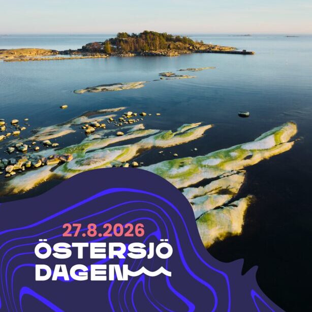 Flygfoto över ett lugnt kustlandskap i Östersjön med låga klippöar och spegelblankt blått vatten i mjukt ljus; i nedre vänstra hörnet syns en lila grafisk banderoll med datumet 27.8.2026 och texten "ÖSTERSJÖDAGEN".